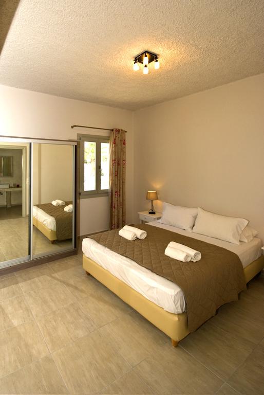 Alafouzos Studios & Apartments Kamari  Room photo